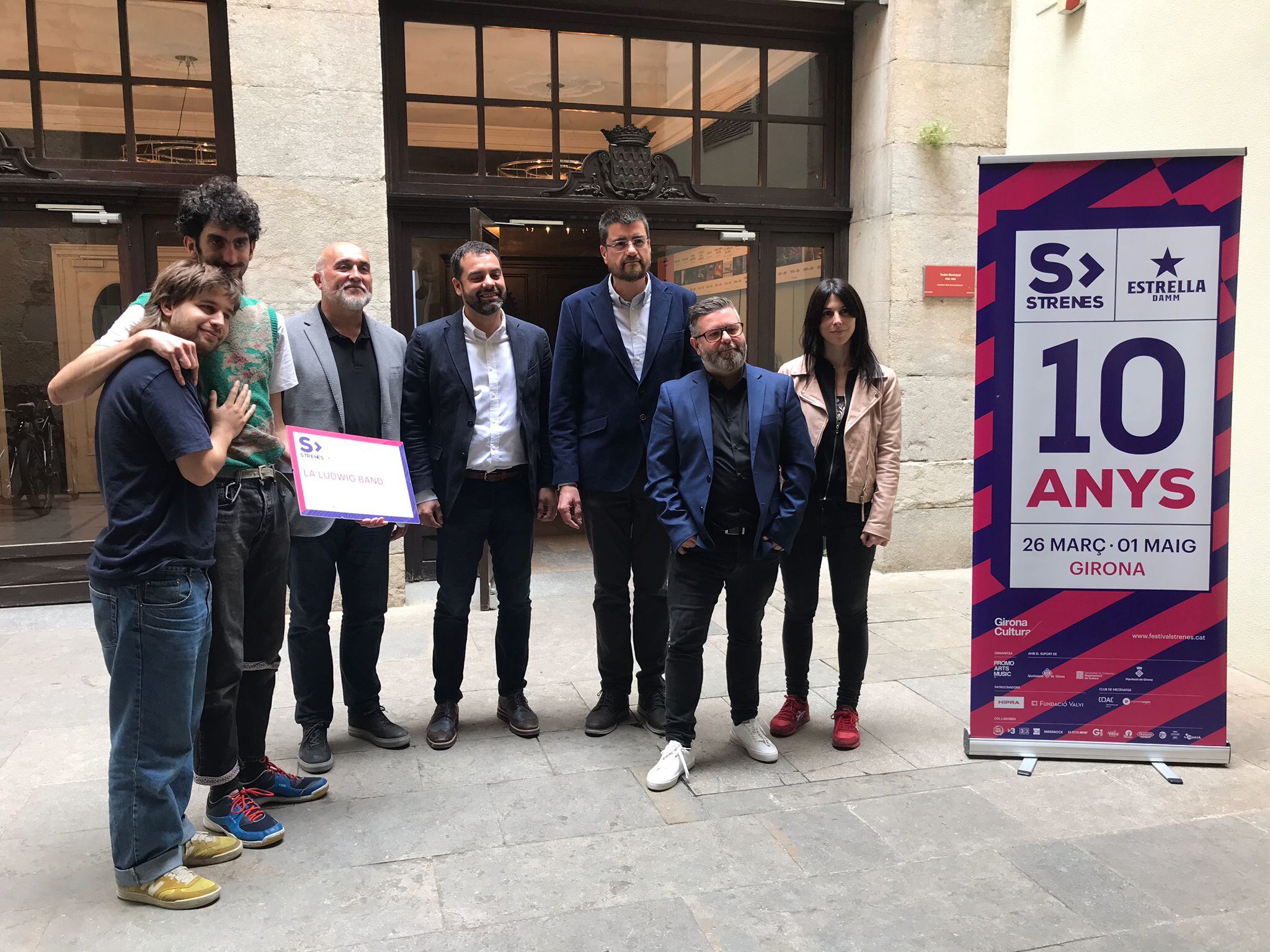 Els organitzadors del festival amb la Ludwig Band