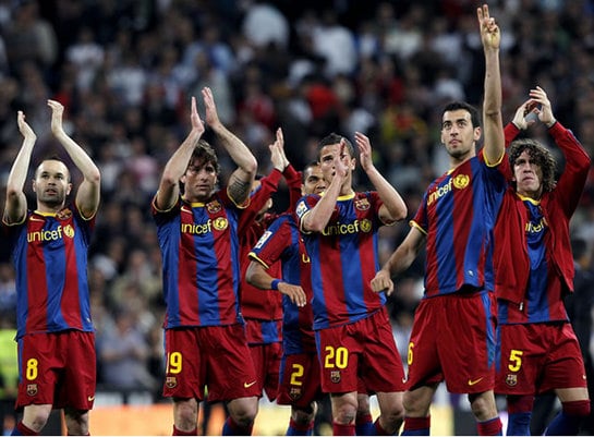 Los jugadores del Barça saludan a su afición al finalizar el partido