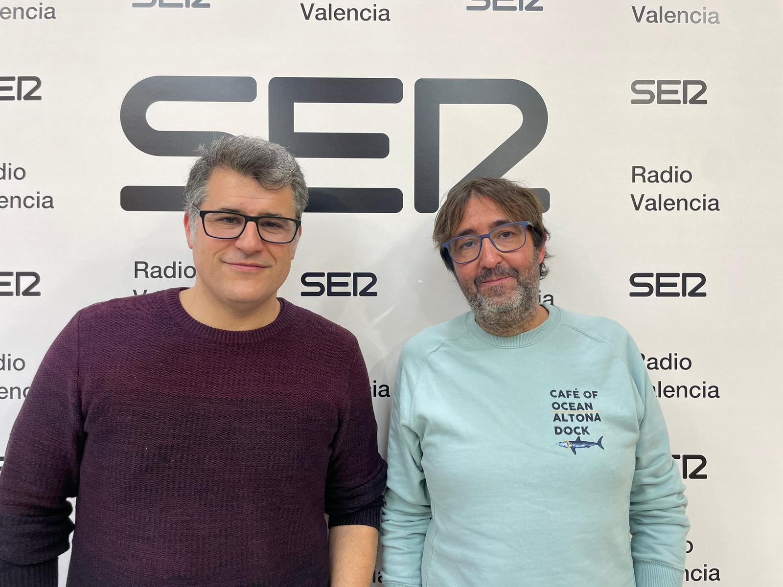 Ismael Sanjuán (i), jefe de estudios del IES 26 de València, y Alexis Calvo, profesor de música en el mismo centro, en los estudios de Radio Valencia Cadena SER