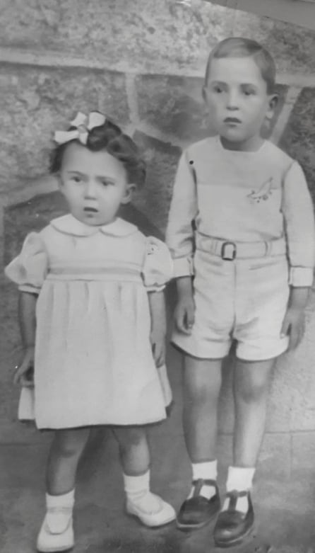 Celestino Hernández, de niño, en compañía de su hermana Mari Luz en una fotografía tomada en Fresnedillas de la Oliva (Madrid) sin datar.