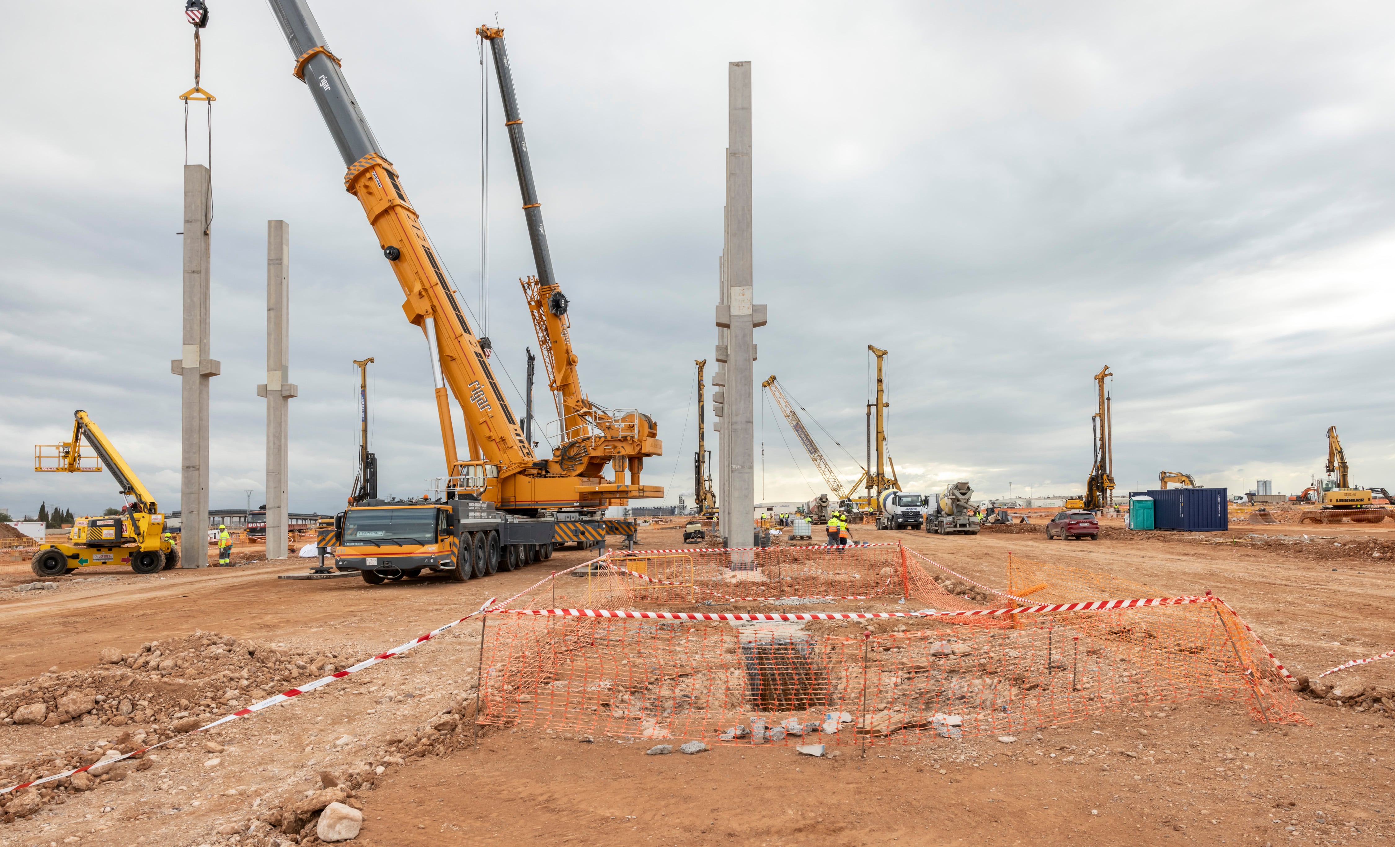 PowerCo comienza a instalar en Sagunto los pilares prefabricados para levantar las naves. Foto: Miguel Lorenzo