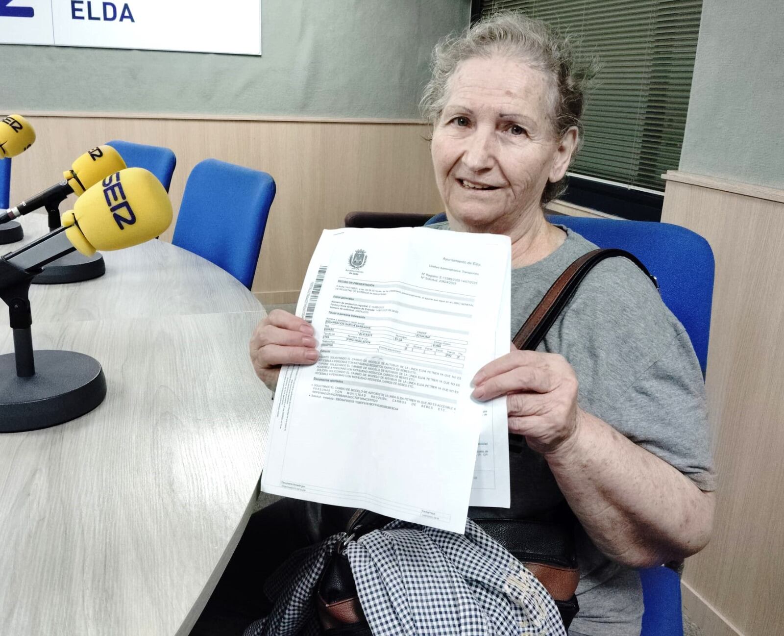 Encarni García, vecina y usuaria habitual con las firmas recogidas