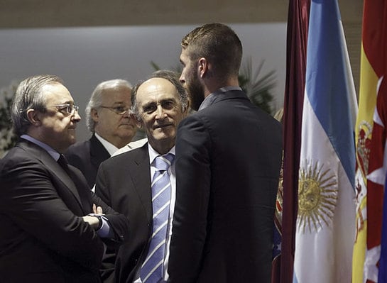 Sergio Ramos charla con el presidente del Real Madrid, Florentino Pérez, y con Pirri, exjugador del equipo blanco, en la capilla ardiente de Di Stéfano en el palco de Honor del Santiago Bernabéu.