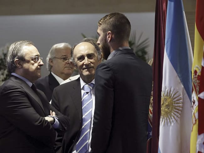 Sergio Ramos charla con el presidente del Real Madrid, Florentino Pérez, y con Pirri, exjugador del equipo blanco, en la capilla ardiente de Di Stéfano en el palco de Honor del Santiago Bernabéu.