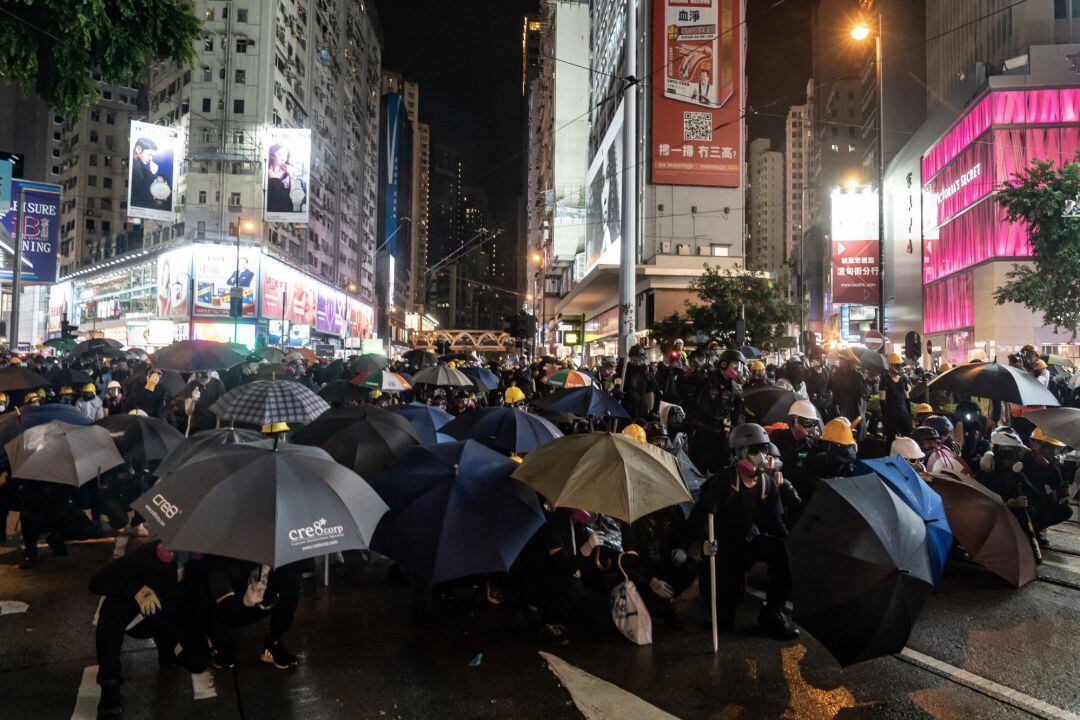 Decenas de miles de personas desafiaron a la lluvia y marcharon por las calles del distrito financiero de Hong Kong