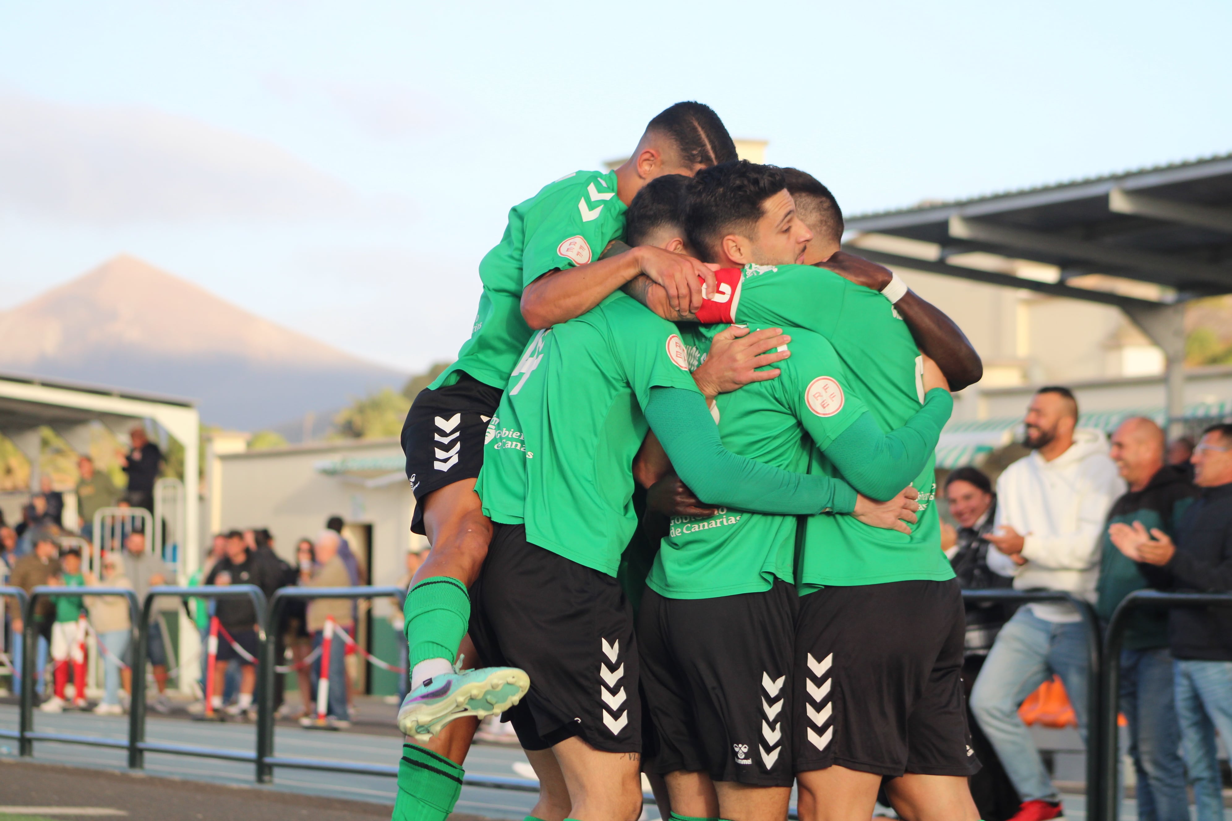 Jugadores del Unión Sur Yaiza celebrando uno de los goles ante el Santa Úrsula.