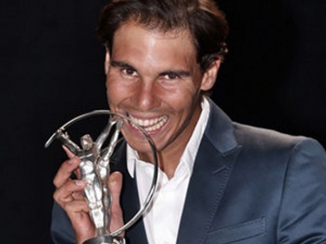 Rafa Nadal recoge una de las estatuillas de los Premios Laureus.