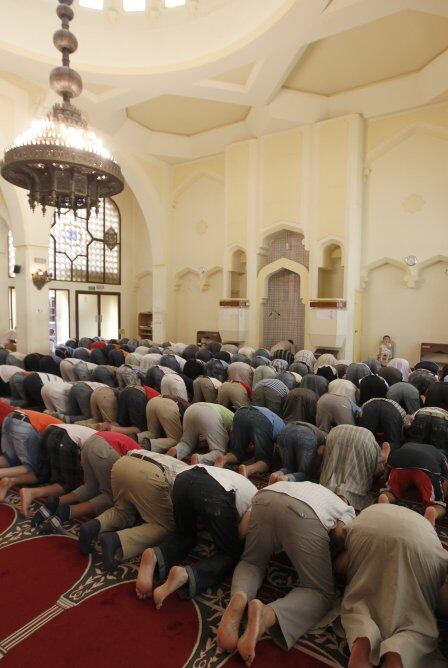 Varias personas rezan en el interior de la Mezquita Abu Bakr de Madrid en una jornada en la que la práctica totalidad de los musulmanes que viven en España ha comenzado esta madrugada el mes del Ramadán, un tiempo de purificación caracterizado principalme