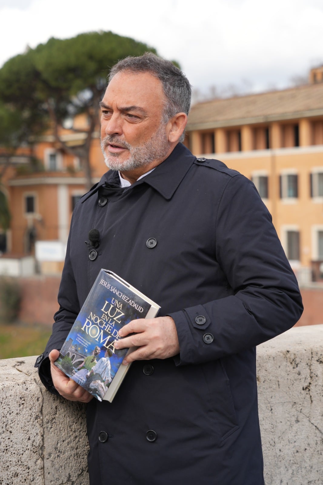 Jesús Sánchez Adalid presenta &#039;Una luz en la noche de Roma&#039; frente al Hospital de los Fatebenefratelli, donde se desarrolla la acción de su novela