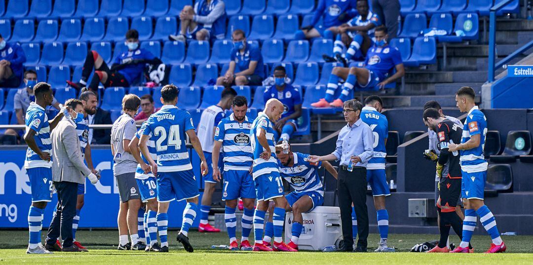 Fernando Vázquez da instrucciones a sus jugadores durante una pausa de hidratación