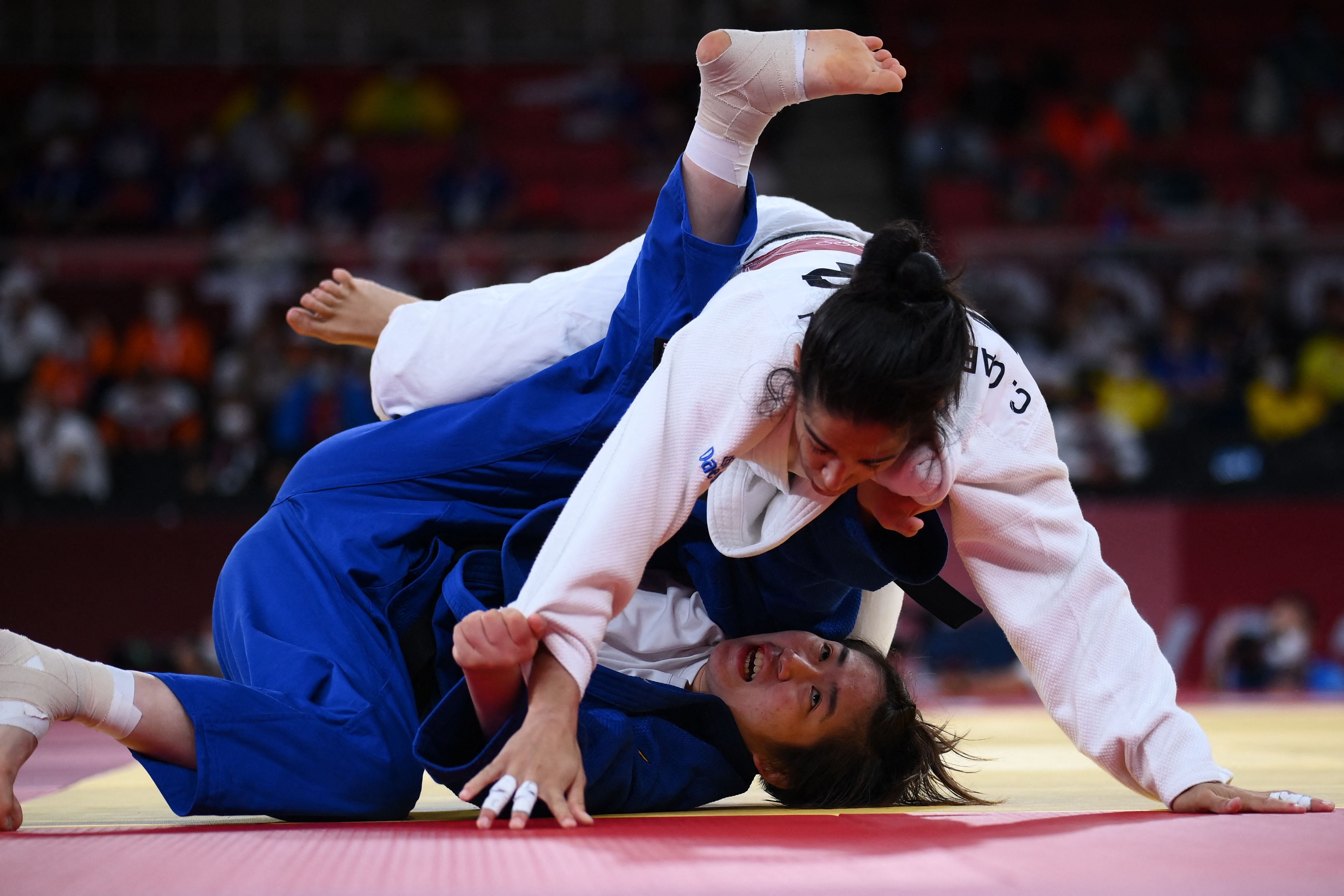 Cristina Cabaña, ante la filipina Kiyomi Watanabe en los Juegos Olímpicos de Tokio 2020.