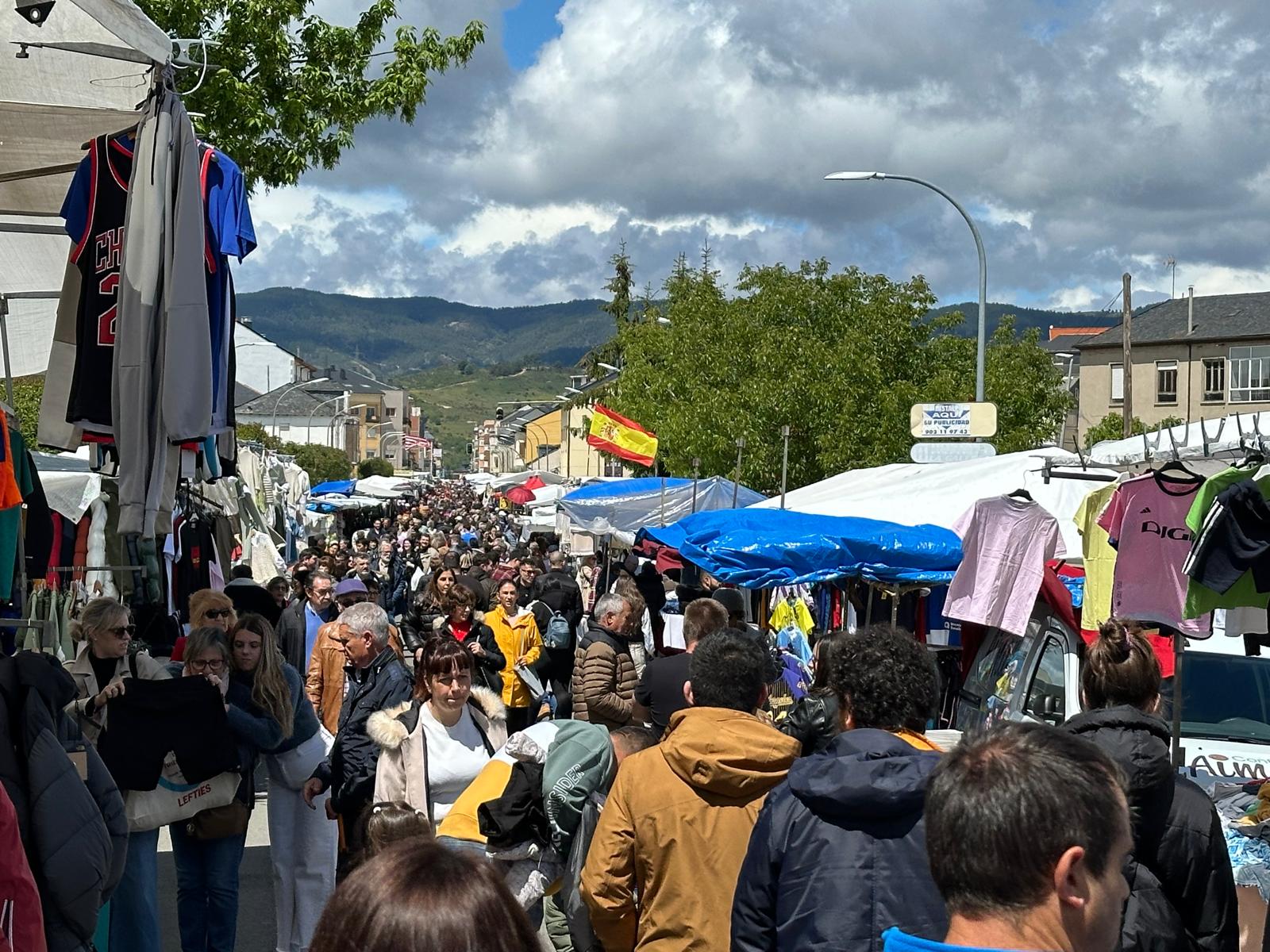 El público acudió masivamente a la Feria de Cacabelos