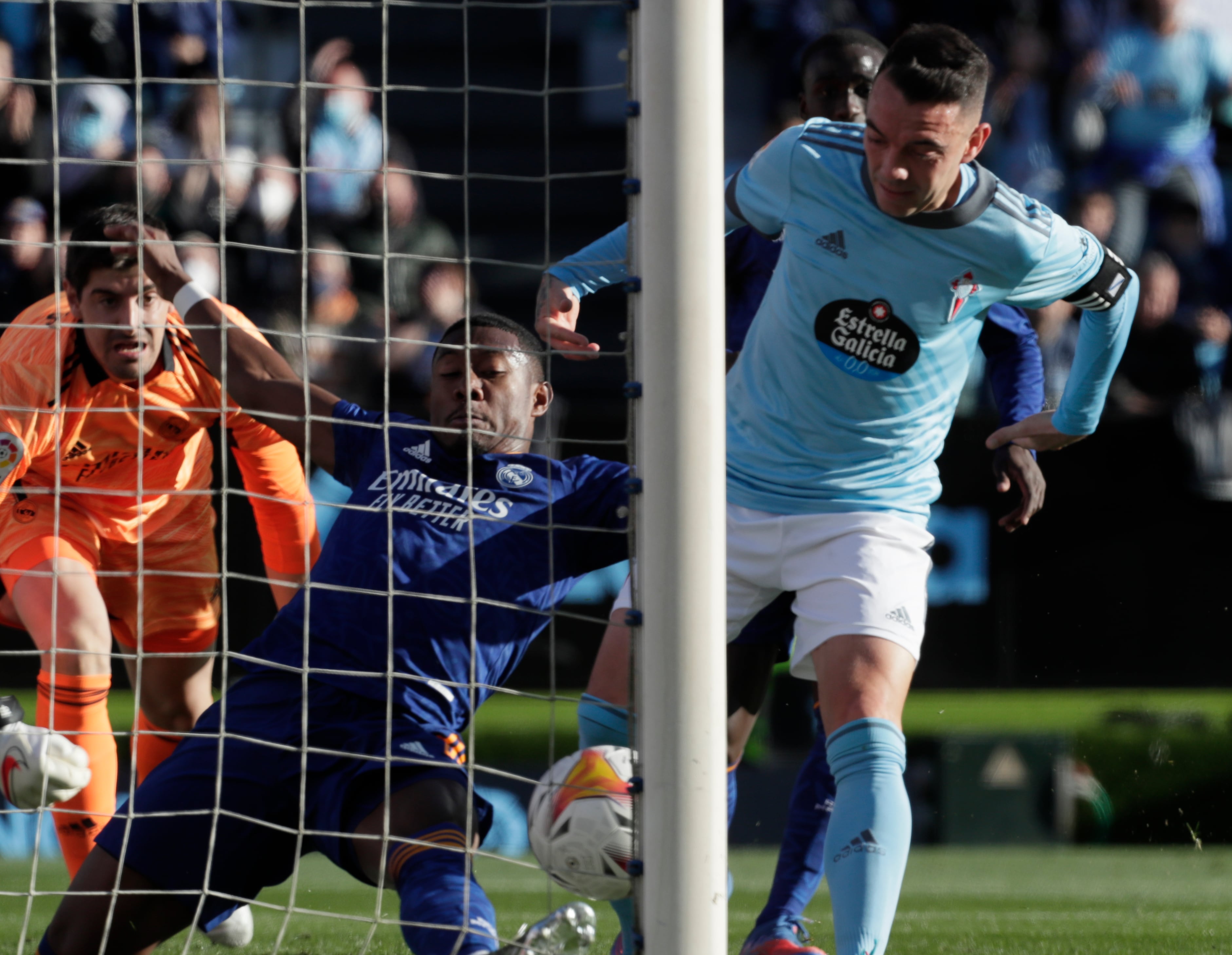 VIGO (PONTEVEDRA), 02/04/2022.- El defensa austriaco del Real Madrid David Alaba (i) intenta sacar el balón, en el gol anulado al Celta, junto a Iago Aspas, durante el encuentro correspondiente a la jornada 30 de Liga en Primera División que se disputa hoy sábado en el estadio de Balaídos, en Vigo. EFE/eliseo trigo
