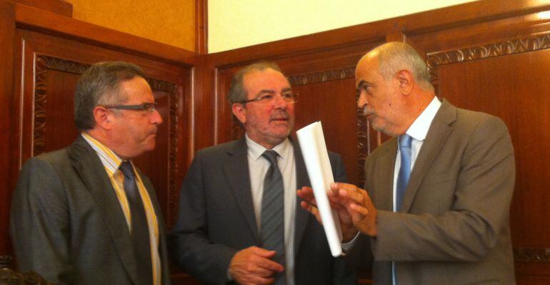 Els dos diputats més veterans Miquel Padilla i Miquel Aguilà amb el president de la Diputació Joan Reñé 