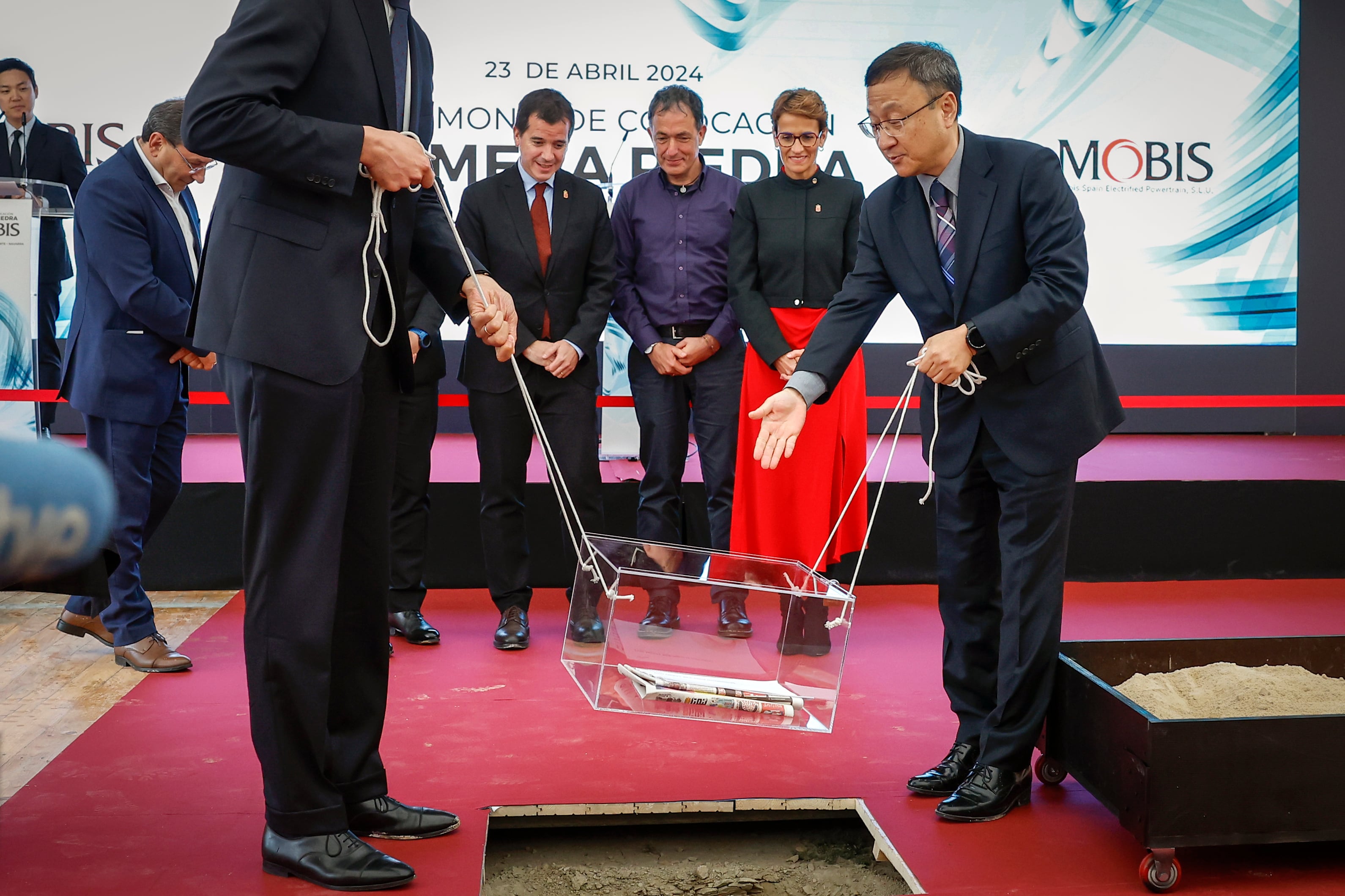 Ceremonia de colocación de la primera piedra de la empresa coreana Mobis en la Ciudad del Transporte, en Navarra. EFE/ Villar López