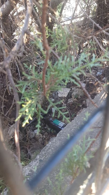 Vidrios de bebidas alcohólicas en el interior del colegio