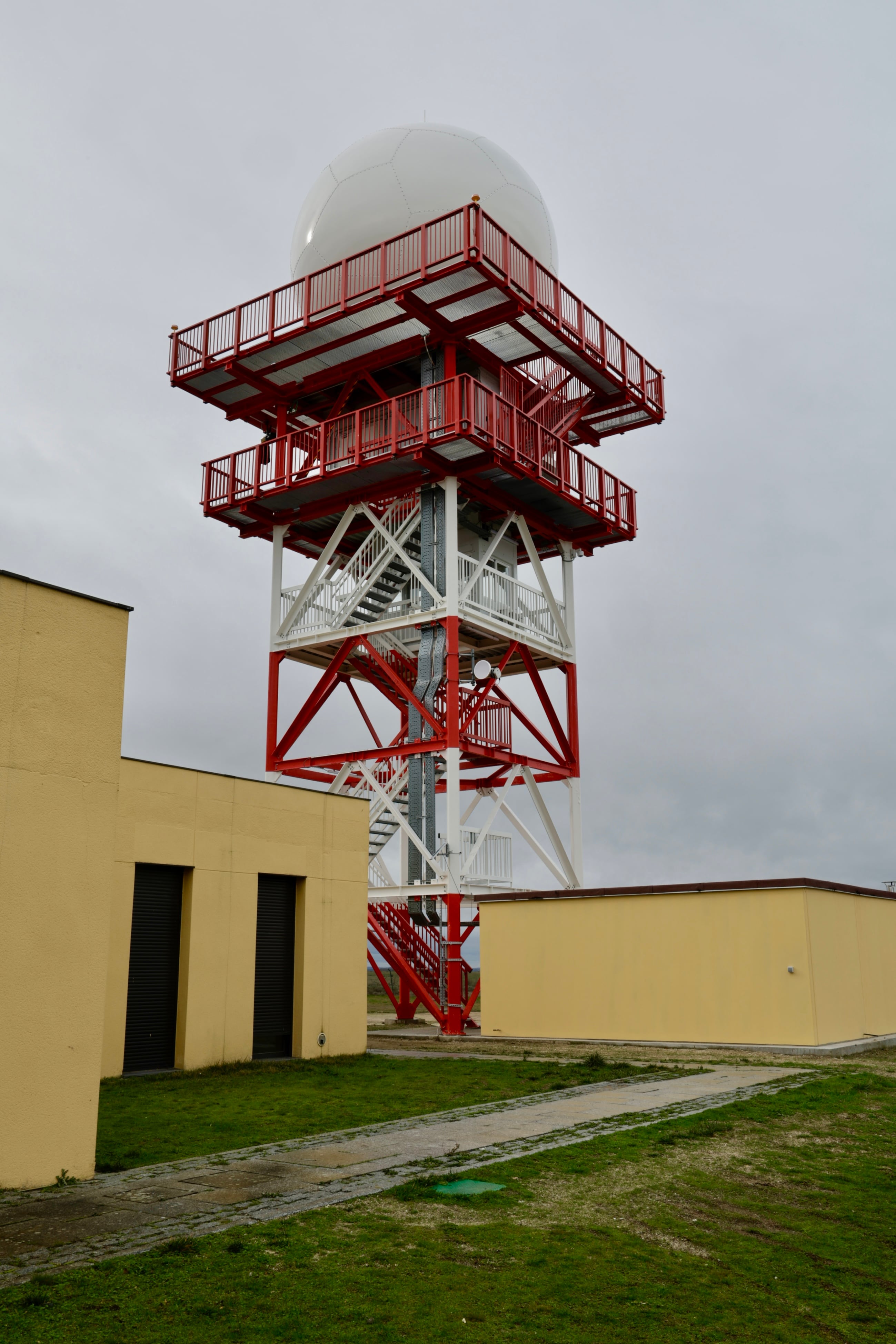 El delegado del Gobierno en Castilla y León, Nicanor Sen, visita al primer radar meteorológico de banda C, ubicado en la base de Guadramiro (Salamanca), junto al secretario de Estado de Medio Ambiente, Hugo Morán, y la presidenta de la Aemet, María José Rallo. (Ical)