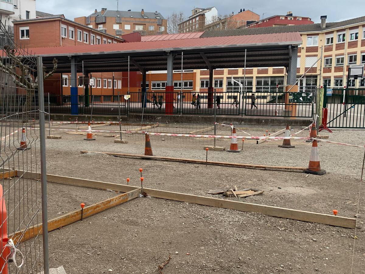 Paradas por falta de suministro las obras de acceso al patio de Navaliegos y concluidas las de eficiencia energética del colegio público