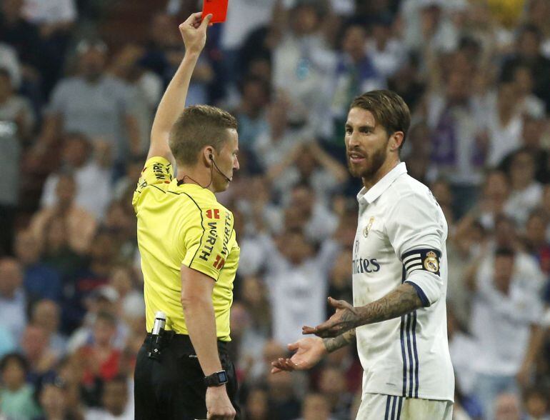 El colegiado Hernández Hernández muestra tarjeta roja al defensa del Real Madrid Sergio Ramos.
