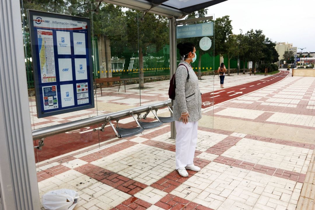 Una enfermera se dispone a coger el autobús de línea de la capital