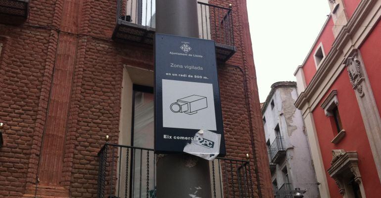 Un dels senyals que informa a l'Eix Comercial de Lleida de la presència de càmeres de videovigilància.