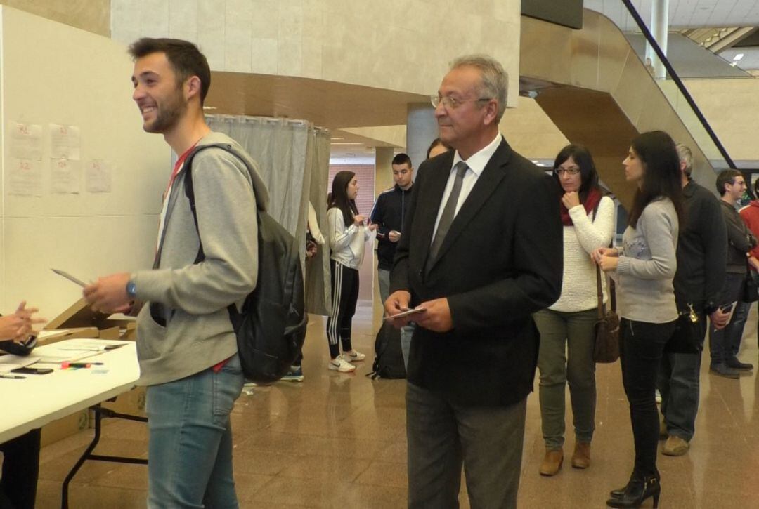 Carlos Pastor haciendo cola para votar en la UMH