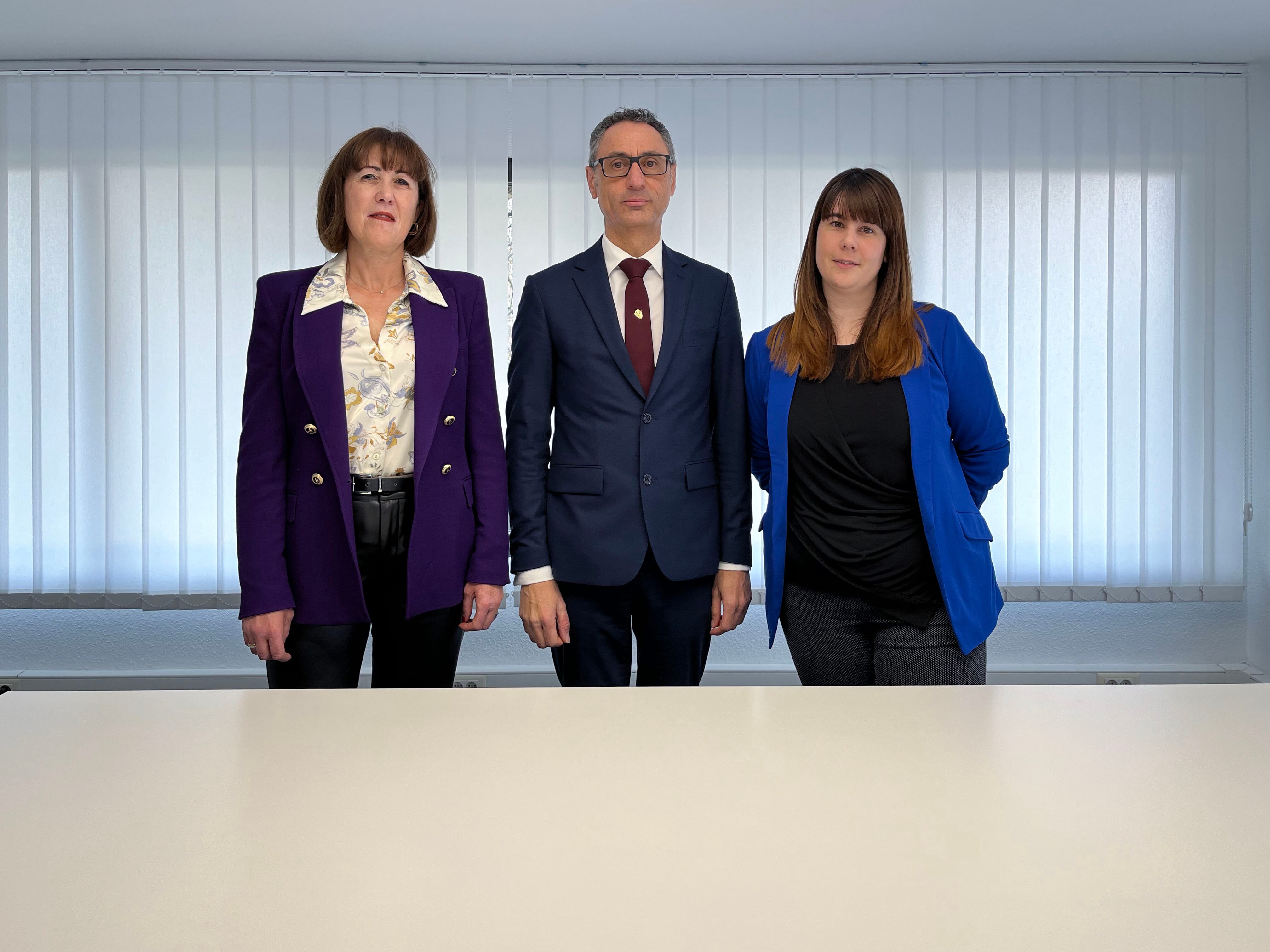 Trinidad Valdivielso (izquierda), Carlos Alonso de Linaje y Amanda Luaces