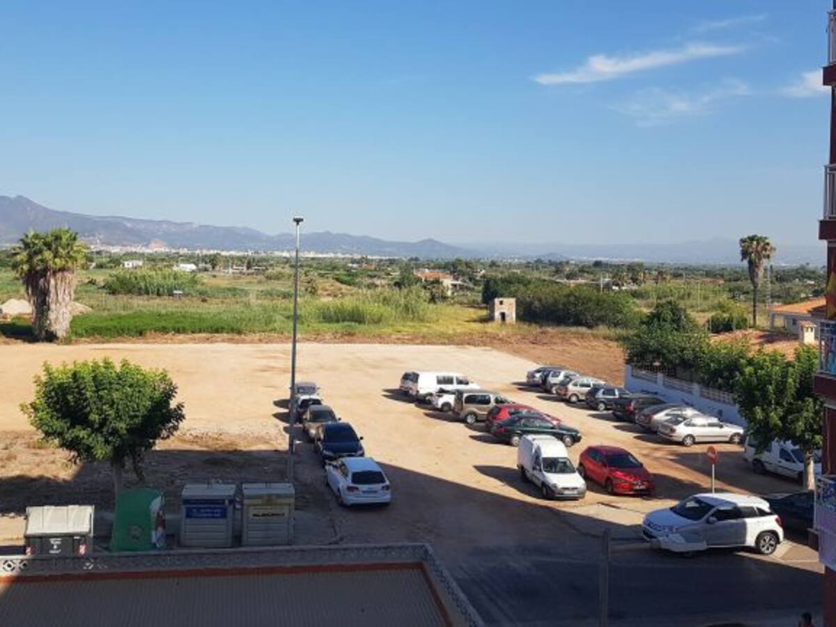 La zona de la playa mejora su aspecto para la época estival
