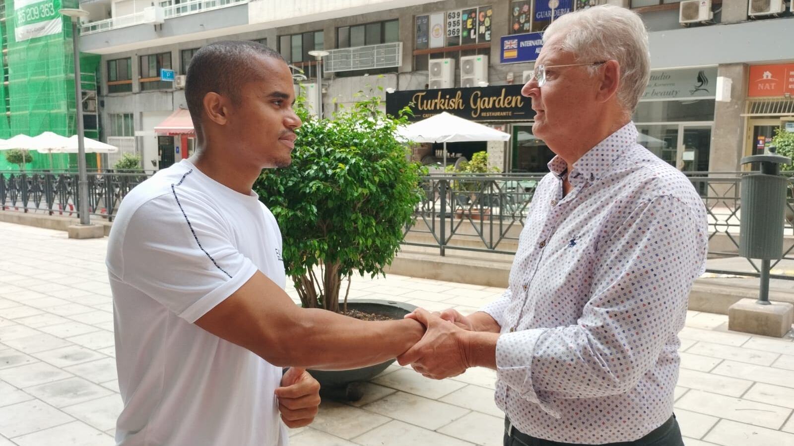 Felipe David Souza junto a Julio Calero, edil de Seguridad, quien agradece la heroica acción de Souza al salvar este lunes a un niño de caerse de un balcón