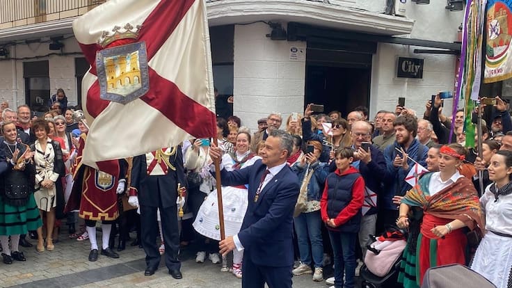El alcalde de Logroño, Conrado Escobar, ha dedicado sus primeros banderazos de San Bernabé a las mujeres, el comercio y la ciudad (11/06/2024)