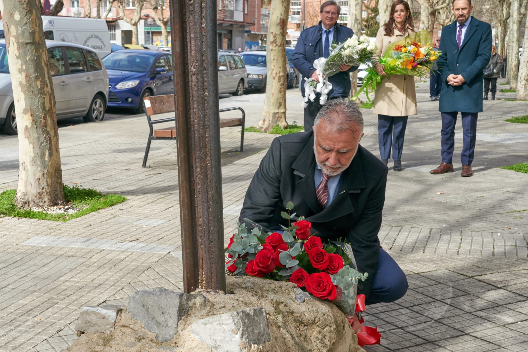 Ángel Víctor Torres deposita un ramo de rosas en el monolito del 3 de marzo