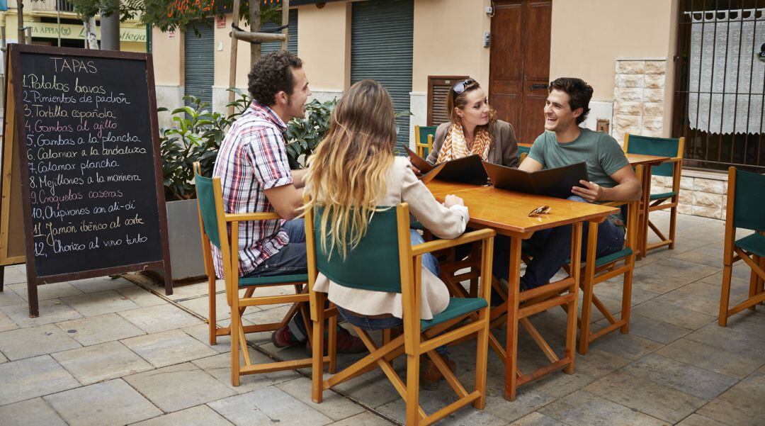 Un grupo de amigos disfruta de la terraza de un bar