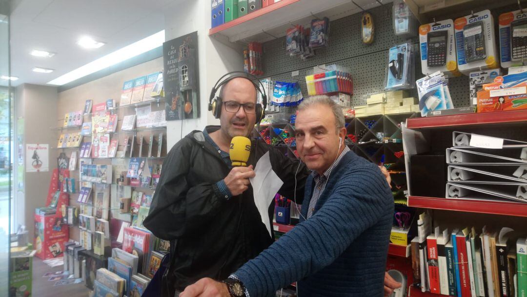 La unidad móvil de Radio Zaragoza, con Juanjo Hernández, en la Librería París. Su propietario es Pablo Muñío