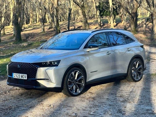 Gracias a la unidad de potencia E-TENSE 4x4 360cv, el Nuevo DS 7 utiliza una cadena cinemática, una suspensión y un eje trasero especiales