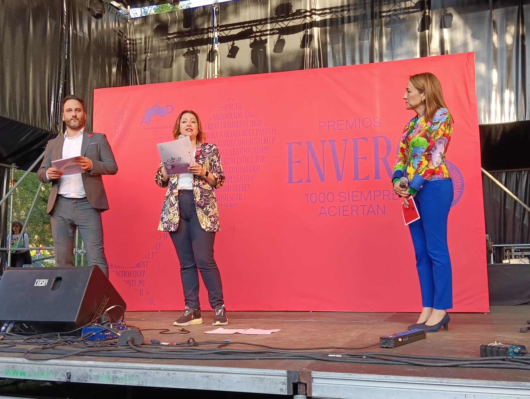 Almudena Alberca, presidenta del comité de cata, en el centro, anunció los ganadores, acompañada de Alejandro González Jiménez, Director Técnico del Consejo Regulador Ribera del Duero y Nuria Peña, maestra de ceremonias