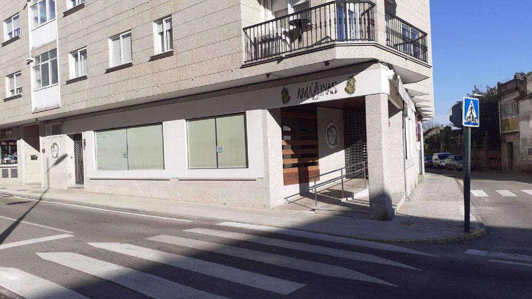 Cafetería Amazonas en Tui cerrada por las nuevas restricciones impuestas por la Xunta.