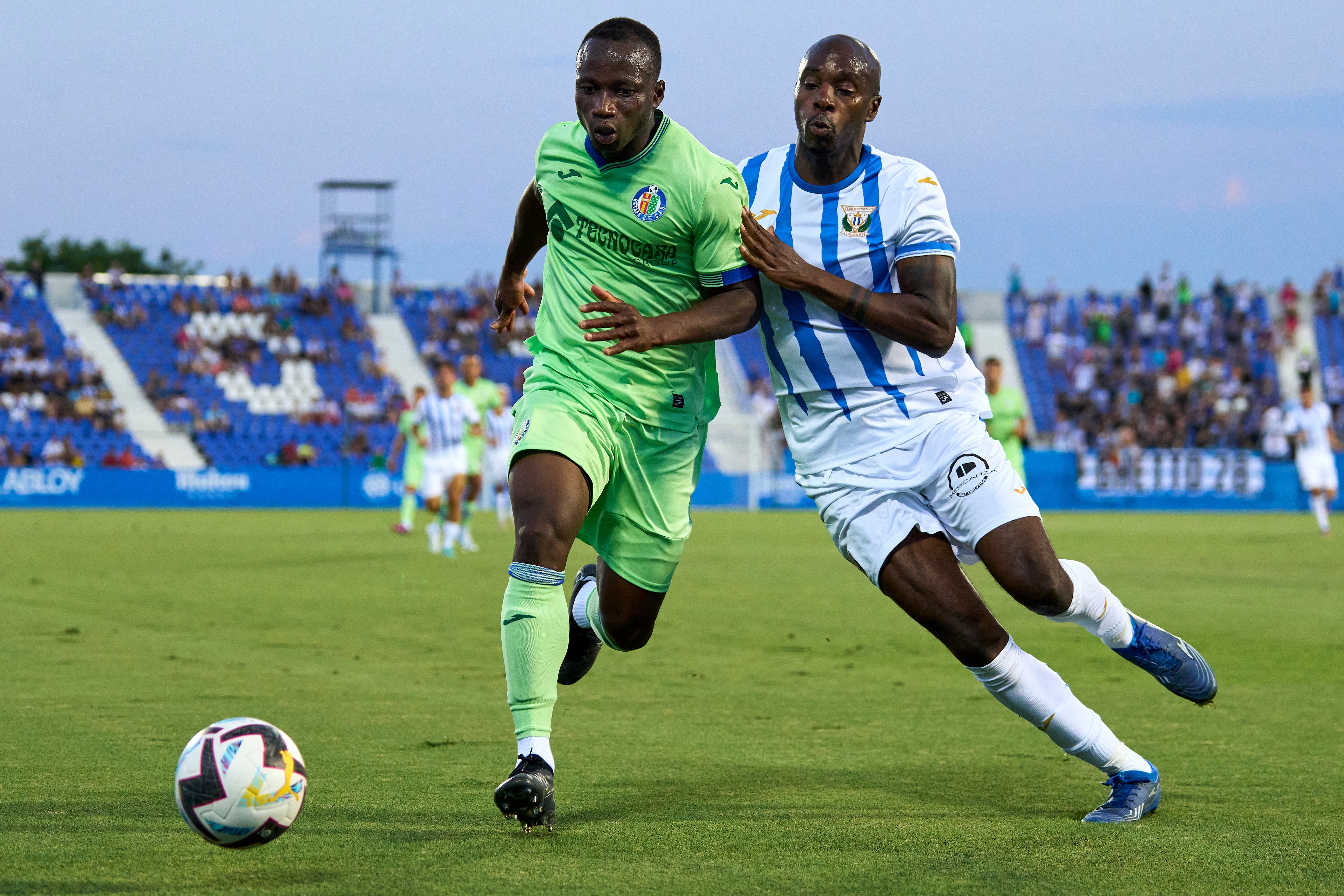 El amistoso, que se llevó el equipo pepinero por dos goles a cero, se inició tras varios incidentes y altercados en el exterior del estadio leganense