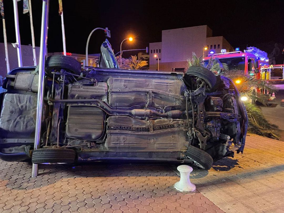 El vehículo volcado sobre la acera en la Rambla Medular.