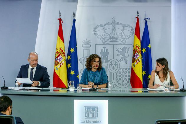 El ministro de Justicia, Juan Carlos Campo; la ministra Portavoz, María Jesús Montero; y la ministra de Igualdad, Irene Montero, comparecen tras la reunión del Consejo de Ministros