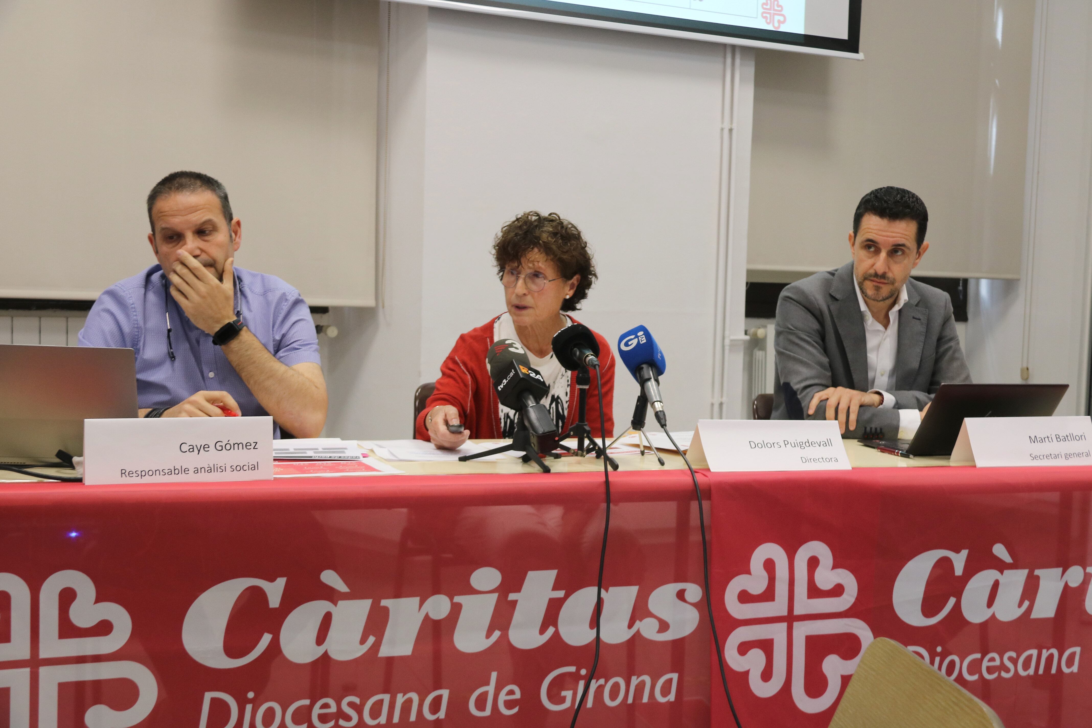 D'esquerra a dreta: Caye Gómez, responsable d'anàlisi social de Càritas; Dolors Puigdevall, presidenta, i Martí Batllori, Secretari General.