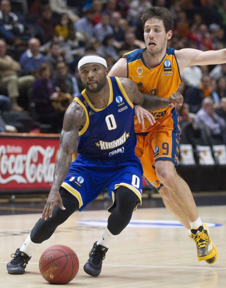 GRA604. VALENCIA, 17/03/2015.- El jugador del Khimki Moscow, Tyrese Rice (i), entra hacia canasta ante Sam Van Rossom (d), del Valencia Basket, durante el partido de ida de los cuartos de final de la Eurocopa de baloncesto disputado en el Pabellón Fuente de San Luis, en Valencia. EFE/Miguel Ángel Polo