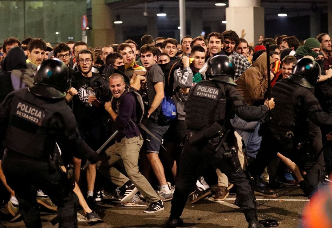 Manifestantes durante una carga policial en El Prat