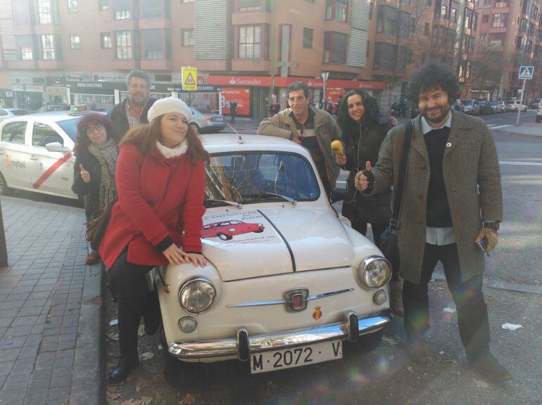 Los oyentes ganadores, Jose, Evaristo y Mari Luz junto a Óscar García, de 600 Tour Madrid, nuestra compañera Elena Jiménez y Úrsula Gutiérrez, la actriz que protagoniza &#039;Sole, sola&#039; en el Teatro Lara. 