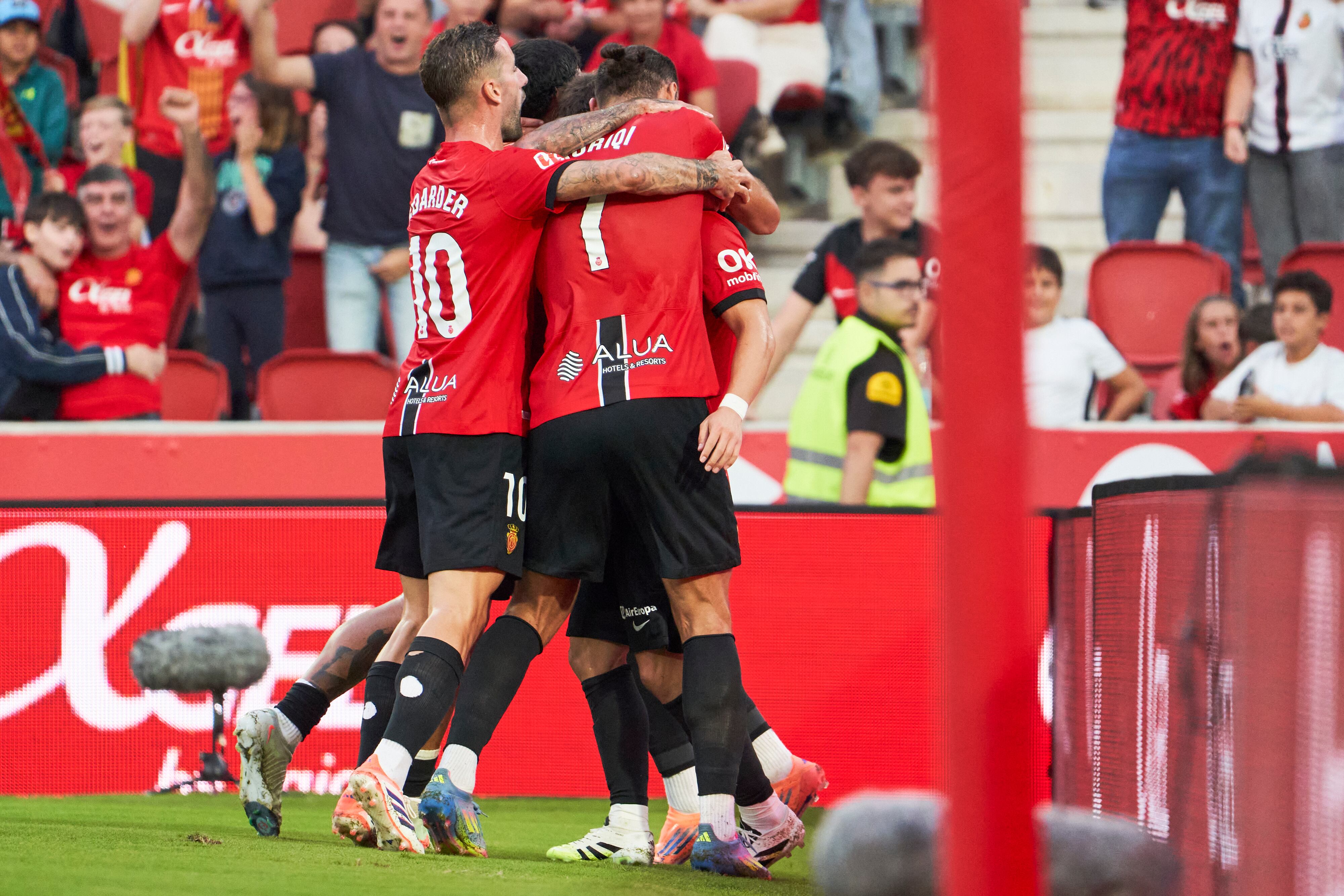 Los jugadores del Mallorca celebran el gol de Asano.