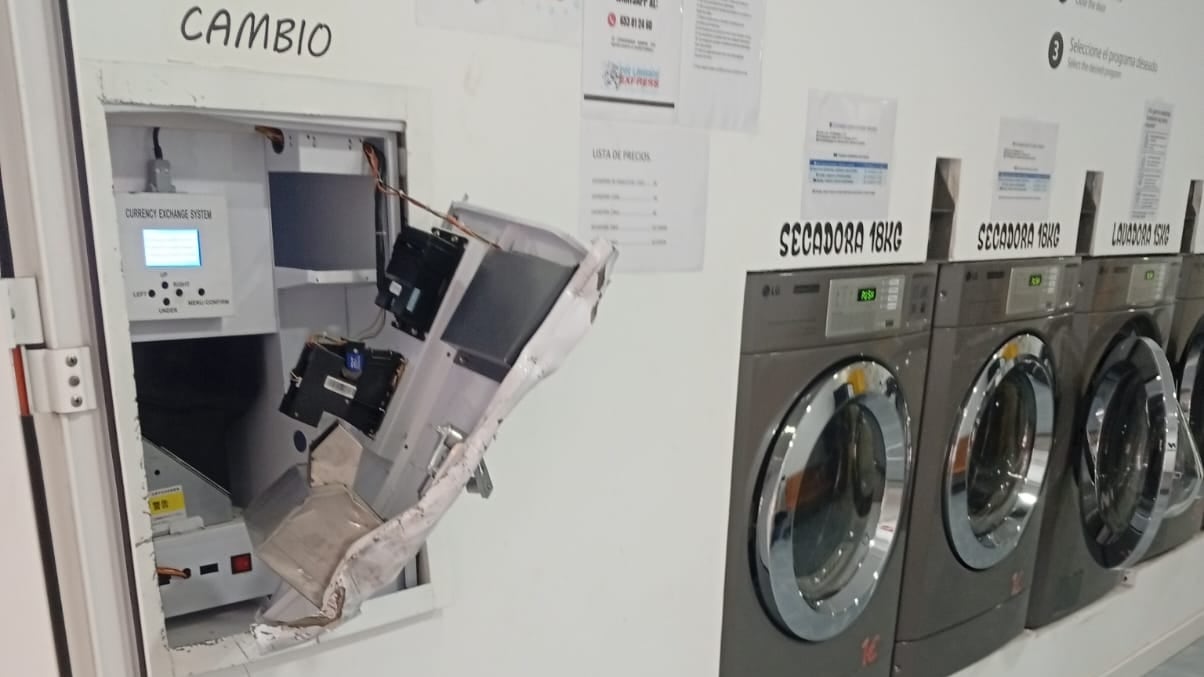 El ladrón destrozó la máquina de café y la de cambio de billetes