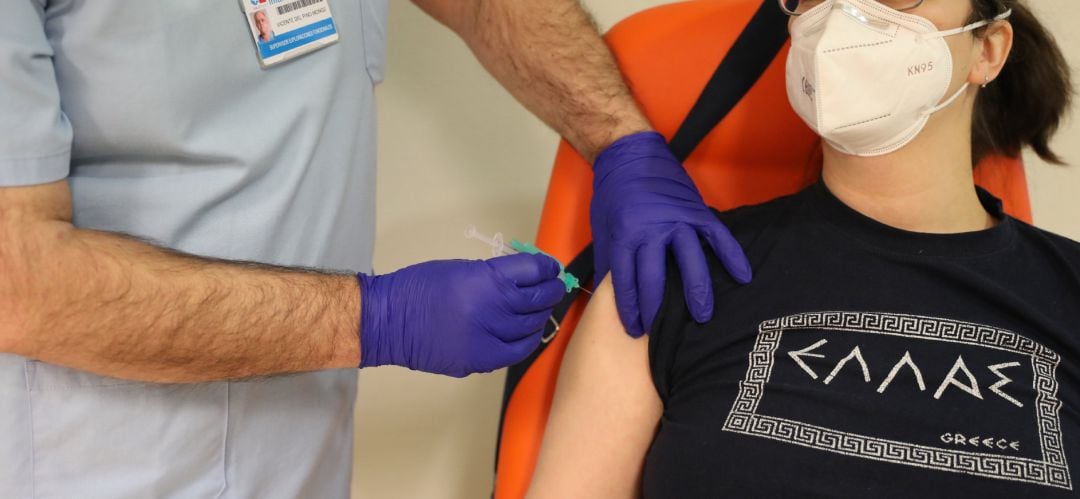 Un trabajador sanitario inyecta una dosis de la de Pfizer-BioNTech contra la Covid-19 a una mujer.