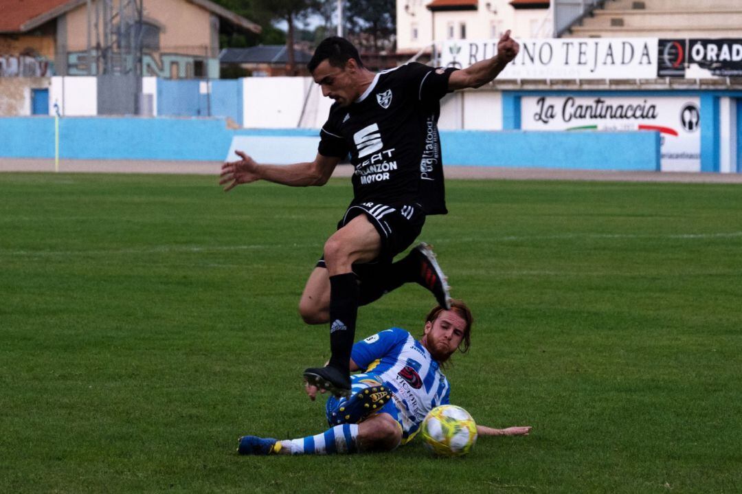 'Peli' intenta robar el esférico a 'Bruju' que regresó a la que fuera su casa hace un par de temporadas.
