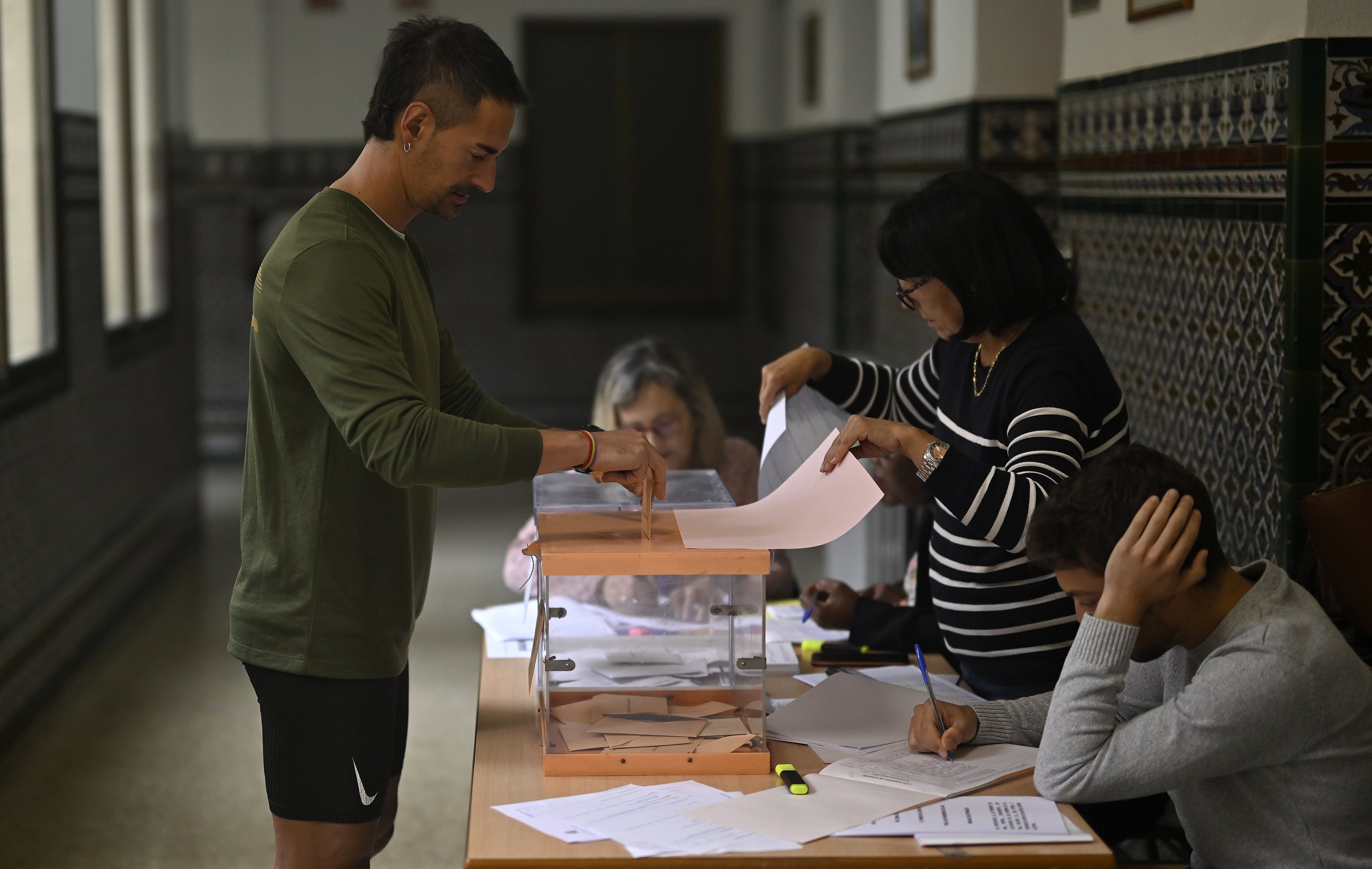 Un hombre vota en una mesa electoral