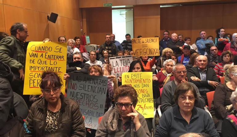 Afectats per la fallida de la secció de crèdit de la Cooperativa al plenari municipa