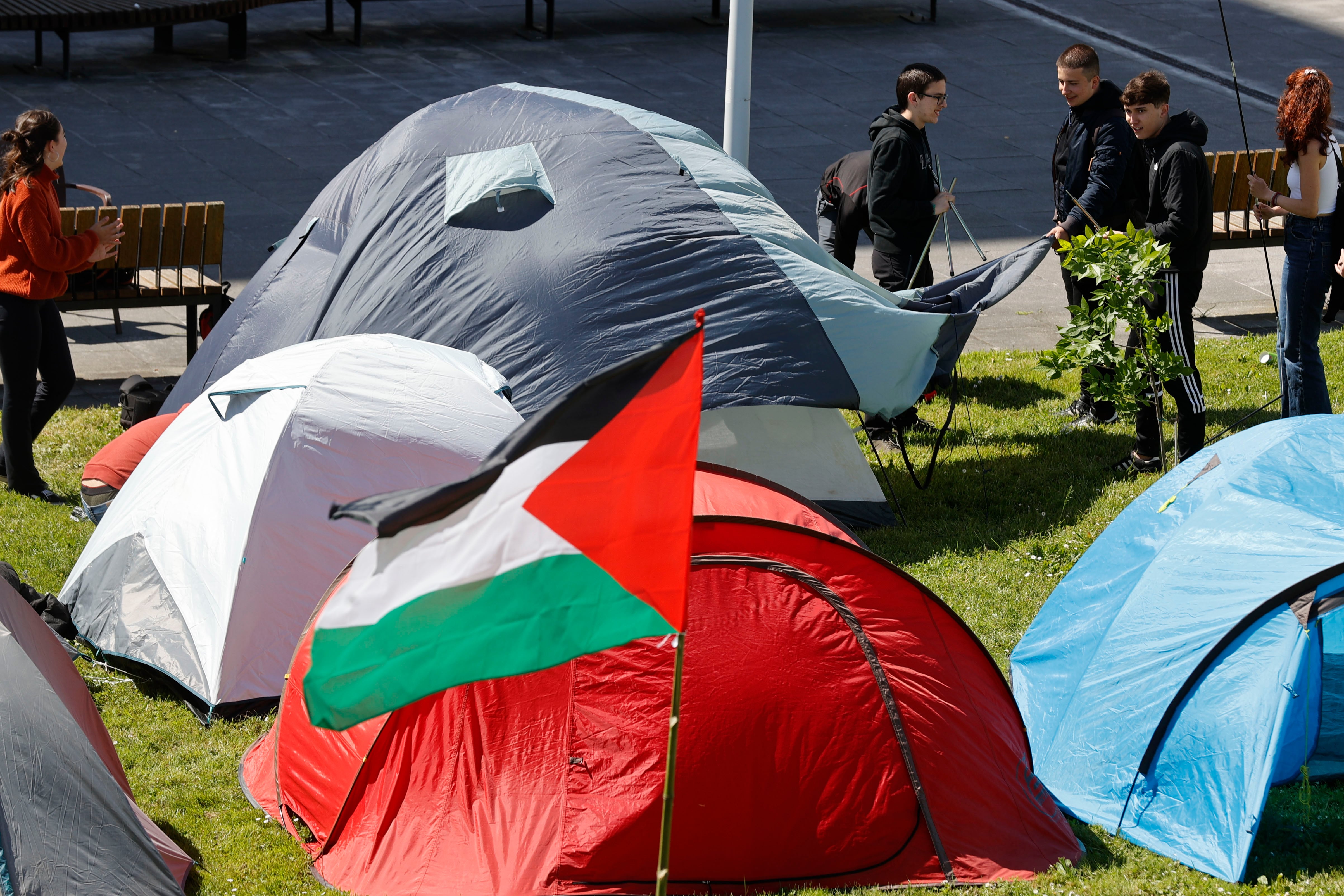 GRAFCAV2182. BILBAO, 06/05/2024.- Universitarios de la UPV/EHU realizan el montaje de las tiendas de campaña en el campus de Leioa (Bizkaia), a favor de Palestina convocadas en los campus universitarios vascos y navarros. EFE/Luis Tejido
